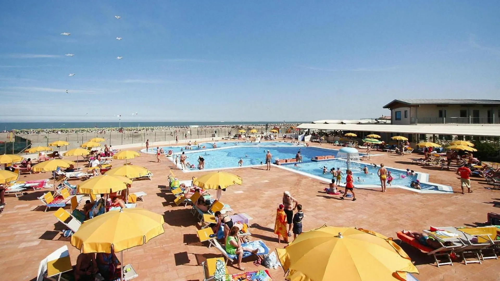 Mobile Home In The Rosolina Mare With A Shared Pool